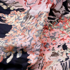 Tissu jacquard bleu nuit grosse fleur rose, corail, gris et fil lurex argent - pretty mercerie - mercerie en ligne