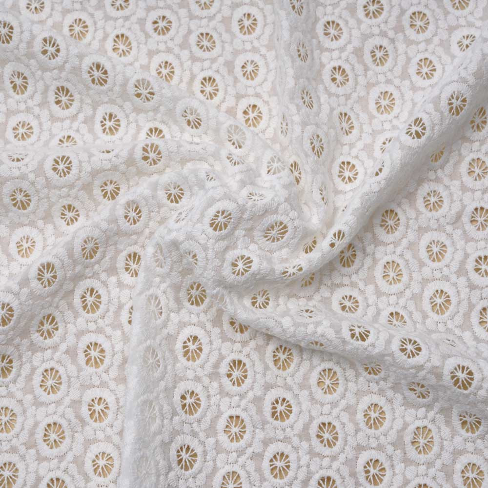 Tissu coton brodé blanc à motif graphique | Pretty Mercerie | mercerie en ligne