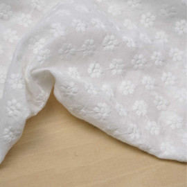 Tissu coton brodé blanc à motif pâquerette | Pretty Mercerie | Mercerie en ligne