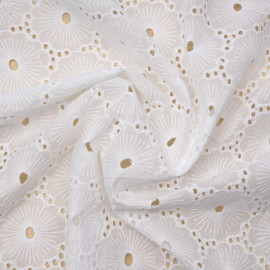 Tissu coton brodé et ajouré blanc à motif fleuri | pretty mercerie | mercerie en ligne