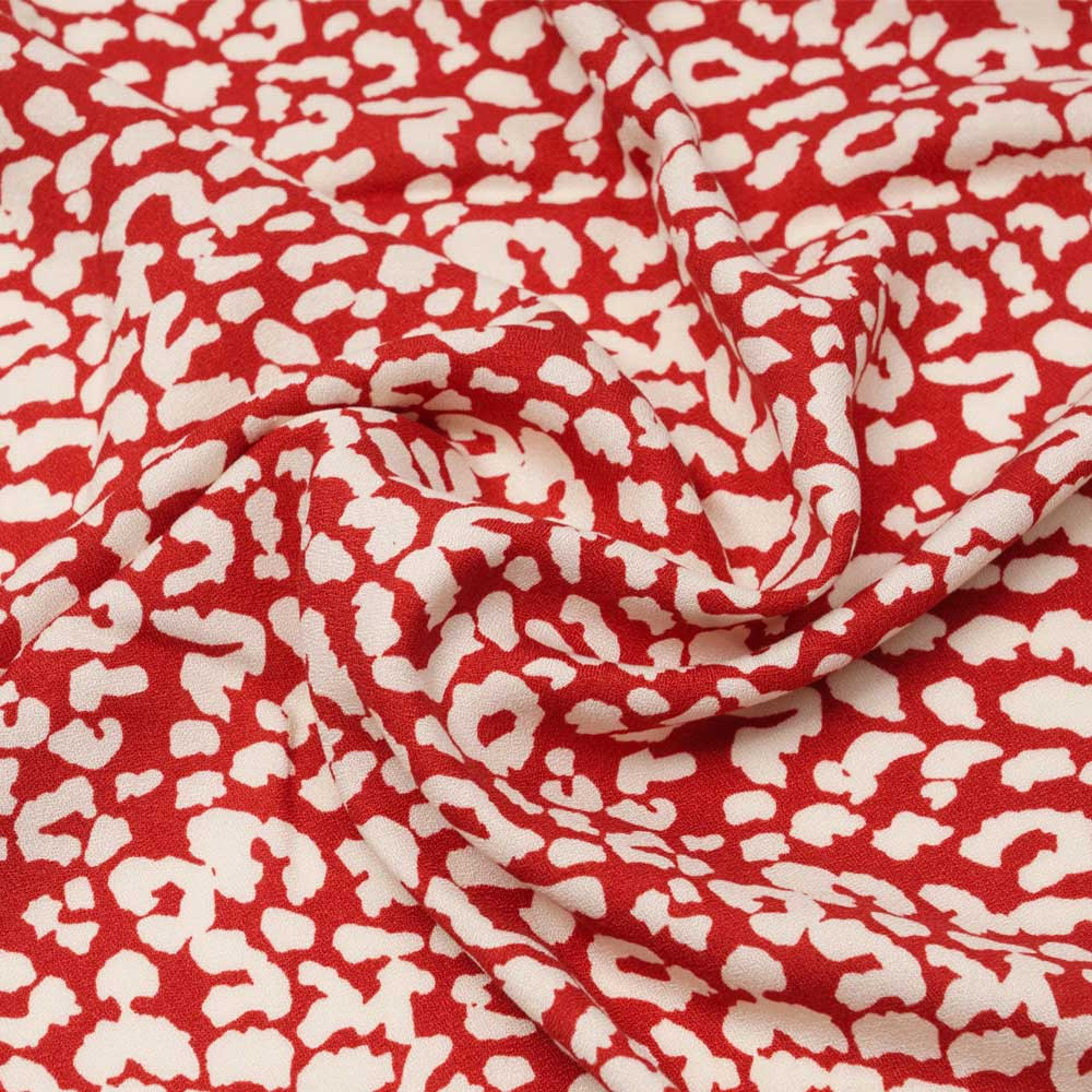 Tissu viscose crêpe rouge à motif léopard blanc cassé | Pretty Mercerie | mercerie en ligne