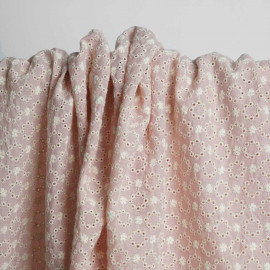 Tissu coton brodé rose pâle à motif couronnes de fleurs ajourées blanc | Pretty Mercerie | mercerie en ligne