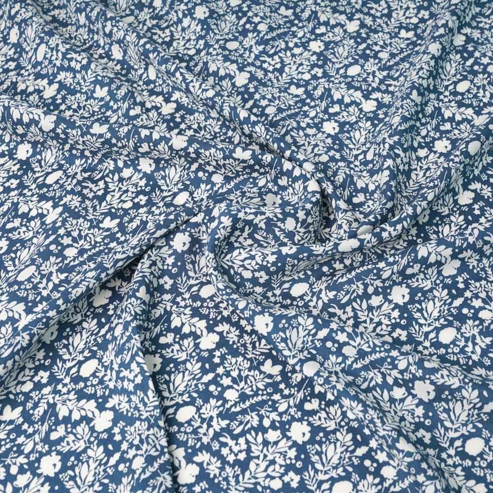 Tissu viscose blue denim à motif fleur des champs blanc cassé | Pretty Mercerie | mercerie en ligne