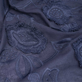 Tissu coton broderie anglaise bleu marine motif fleurs et pétales à franges | Pretty mercerie | mercerie en ligne