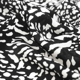 Tissu viscose noir à motif imprimé animal blanc cassé | pretty mercerie | mercerie en ligne