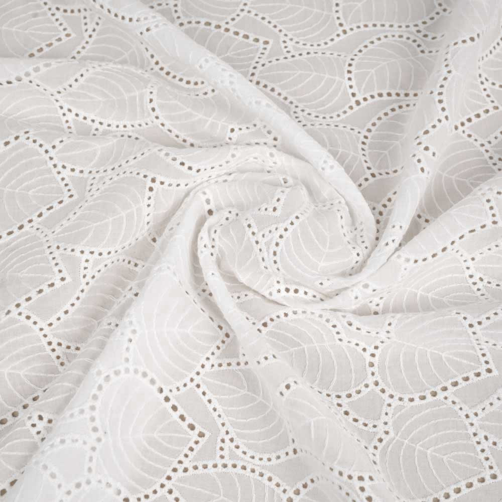 Tissu coton brodé blanc cassé à motif petit feuillages ajourés | Pretty mercerie | mercerie en ligne