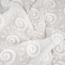 Tissu coton brodé blanc cassé à motif spirale à frange et ligne fleurie | Pretty mercerie | mercerie en ligne
