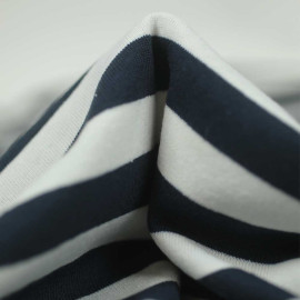 Tissu jersey maille tricoté à motif rayé blanc cassé et bleu marine